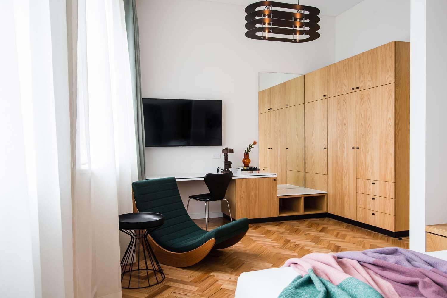 The Old Clare By Ode Hotels Sidney Exterior foto A bedroom with a flat screen television