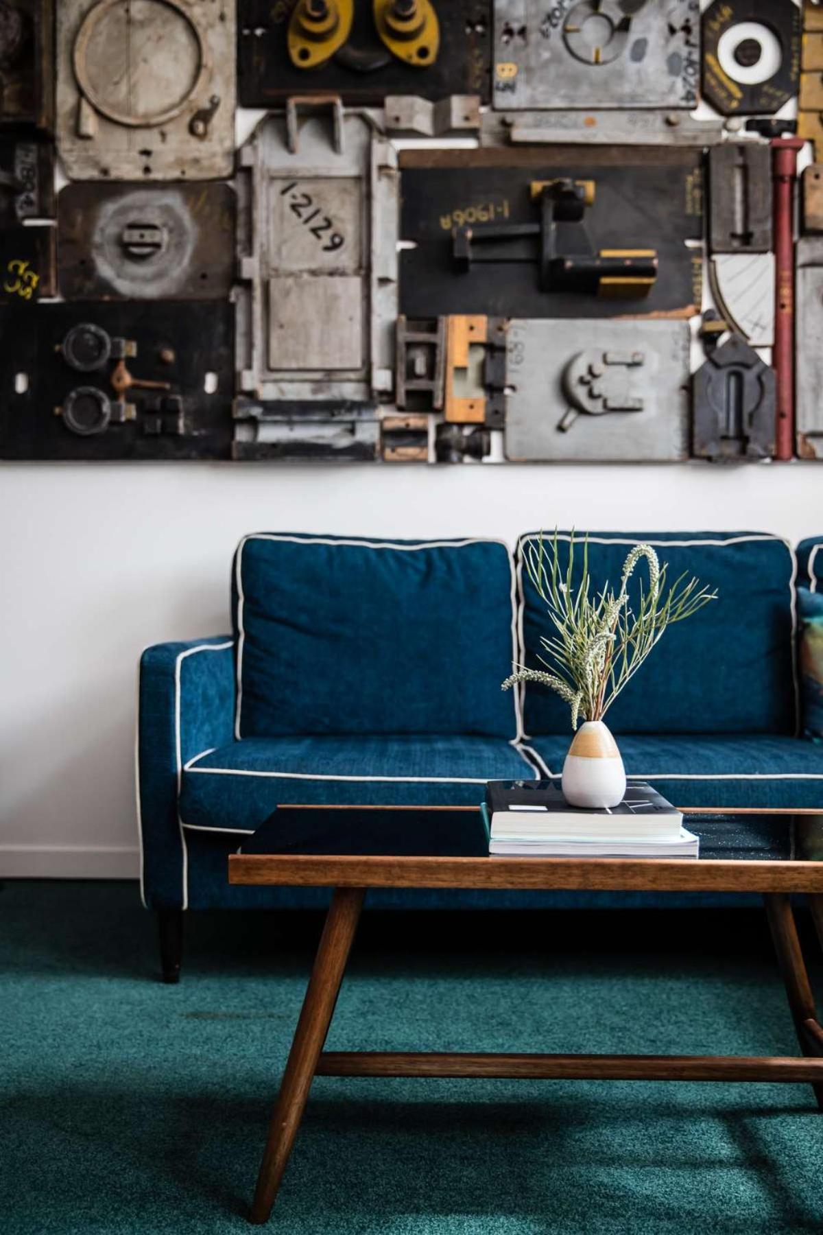 The Old Clare By Ode Hotels Sidney Exterior foto A blue sofa