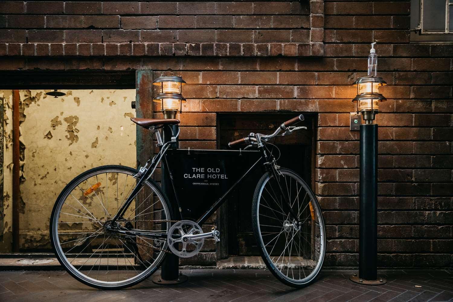 The Old Clare By Ode Hotels Sidney Exterior foto A bicycle parked in front of the hotel